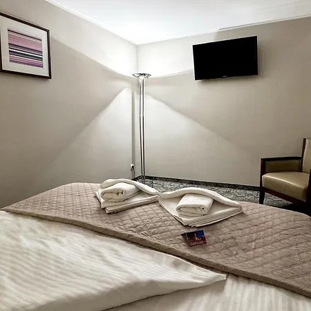 Hotel Malinowski Lesny *